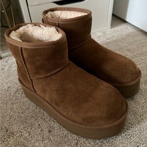 UGG. CLASSIC MINI PLATFORM. SIZE 7.
